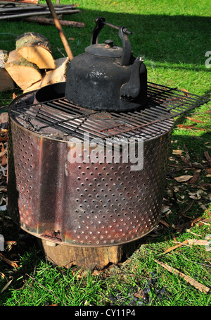 Alter Wasserkocher zum Aufkochen von Wasser auf einem Holzfutterbräter für die Teeherstellung, auf der Autumn Countryside Show, Chichester, West Sussex, England, UK Stockfoto