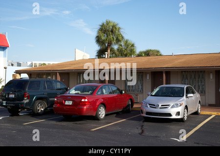 Autos parken außerhalb Motelzimmer auf billige uns Route 192 Motel in Kissimmee Florida usa Stockfoto