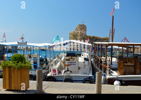 Hafen und Kreuzritterburg in die phönizische Stadt Byblos, Libanon, kontinuierlich seit 7000 Jahren bewohnt. Stockfoto