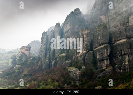 Meteora Felsen und das heilige Kloster Roussanou / St. Barbara (gegründet in der Mitte des 16. Jahrhundert n. Chr.) in Griechenland Stockfoto