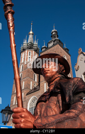 Eine lebende Statue steht in der Nähe der Marienkirche am 30. Oktober 2006 in Krakau, Polen. Stockfoto