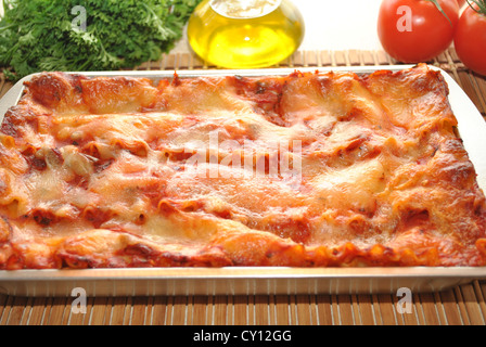 Topf mit käsigen Lasagne mit Zutaten. Stockfoto