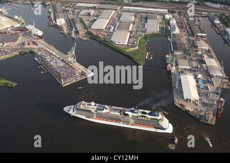Luftbilder der Celebrity Silhouette, einem Kreuzfahrtschiff von Celebrity Cruises, Segeln in den Hamburger Hafen in Deutschland gehört. Stockfoto