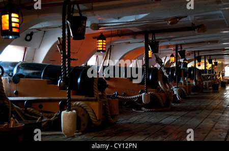 Kanone auf einem oberen Batteriedeck der HMS Victory in Portsmouth Historic Dockyard Stockfoto