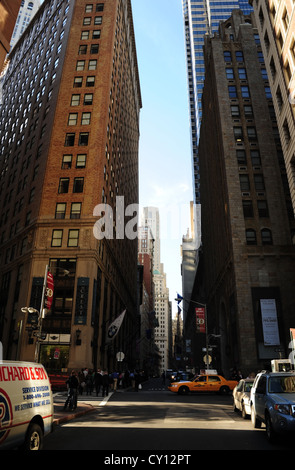 Blauer Himmel Sonne Schatten urbane Gasse Porträt, geparkt in Richtung Trinity Church, Autos gelbes Taxi, Wall Street im Pearl Street, New York Stockfoto