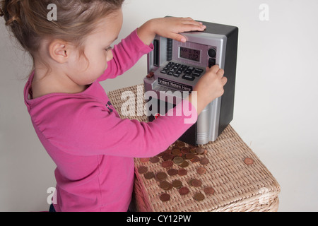 kleine Mädchen spielen auf Spielzeug Kasse Stockfoto