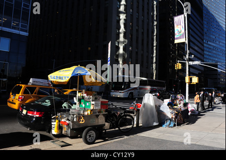 Am Nachmittag Sonne Schatten anzeigen Taxi Auto vorbei an Bürgersteig Snack Stall zu verkaufen eisgekühlte Getränke, Water Street in Maiden Lane, New York Stockfoto