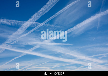 Chem-Trails im Himmel links von Flugzeugen, Sussex, England Stockfoto