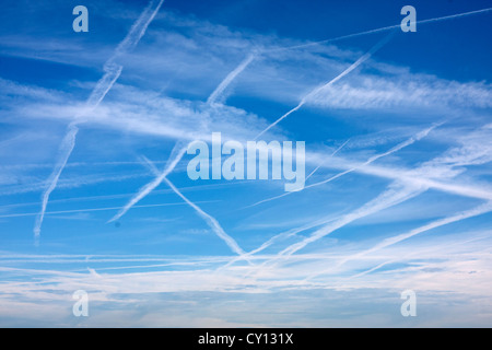 Chem-Trails im Himmel links von Flugzeugen, Sussex, England Stockfoto