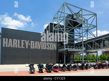 Eingang zum Harley-Davidson-Museum mit Harley Davidson Motorräder parkten außerhalb, Milwaukee, Wisconsin, USA Stockfoto