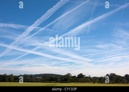 Chem-Trails im Himmel links von Flugzeugen, Sussex, England Stockfoto