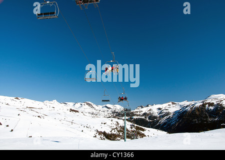 Skifahrer am Skilift in Andorra. Sessellift sah die Pisten von Grandvalira Stockfoto