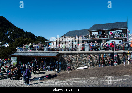 Menschen entspannen in Zahnstein, Ski-Station in Andorra, Europa Stockfoto