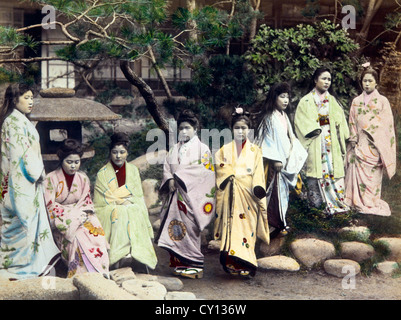 Gruppe von jungen japanischen Frauen in traditioneller Kleidung, Porträt, Hand farbigen Eiweiss Foto um 1880 Stockfoto