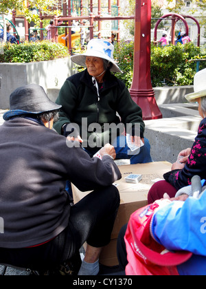 Alte chinesische Frauen tragen Hüte und Spielkarten im öffentlichen Park, Chinatown, San Francisco Stockfoto