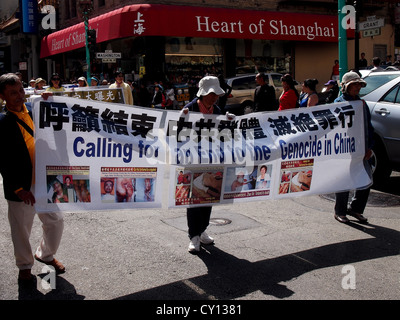 Demonstranten mit Banner durch Chinatown, San Francisco, USA Stockfoto