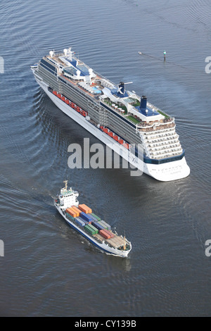 Luftbilder der Celebrity Silhouette, einem Kreuzfahrtschiff von Celebrity Cruises, Segeln in den Hamburger Hafen in Deutschland gehört. Stockfoto