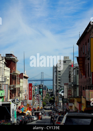 Ansicht von Oakland Bay Bridge vom Stadtteil Chinatown von San Francisco, Kalifornien, USA Stockfoto