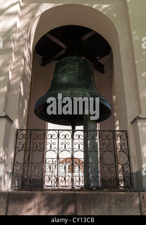 Große Glocke auf dem Display außerhalb der Suomenlinna Kirche an der Festung Suomenlinna Martime, Helsinki, Finnland Stockfoto