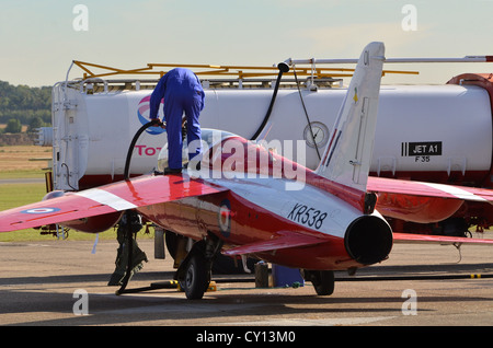 Folland Gnat in RAF Training Markierungen wird nach der Anzeige bei Duxford Airshow 2012 betankt Stockfoto