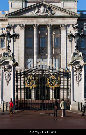 Gates im Buckingham-Palast die offizielle Londoner Residenz der britischen Monarchen, The Mall, London, England, UK. Stockfoto