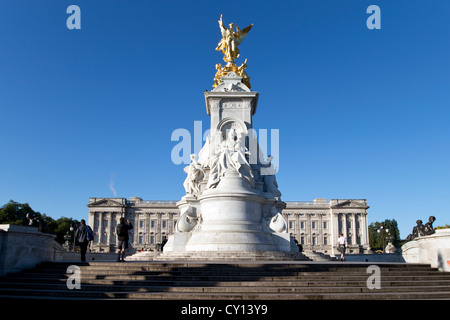 Goldene Statue zum Sieg über das Victoria Memorial vor Buckingham Palace, The Mall, London, England, UK. Stockfoto