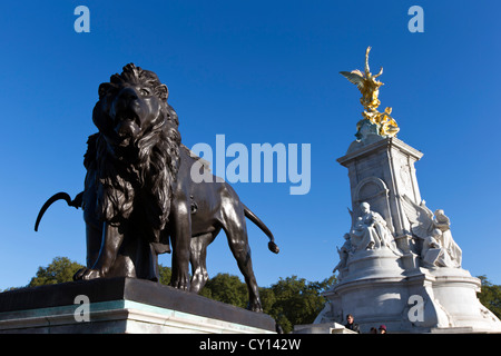 Bronze-Statue in der Landwirtschaft auf das Victoria Memorial vor Buckingham Palace, The Mall, London, England, UK. Stockfoto