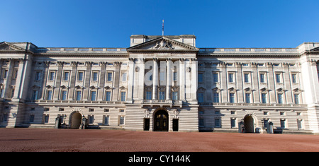 Buckingham-Palast die offizielle Londoner Residenz der britischen Monarchen, The Mall, London, England, UK. Stockfoto