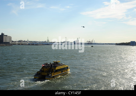 Blauer Himmel Herbst Sonnenschein Ansicht gelbe Wassertaxi Upper Bay, vom Pier 17 South Street Seaport, New Yorker East River Richtung Stockfoto