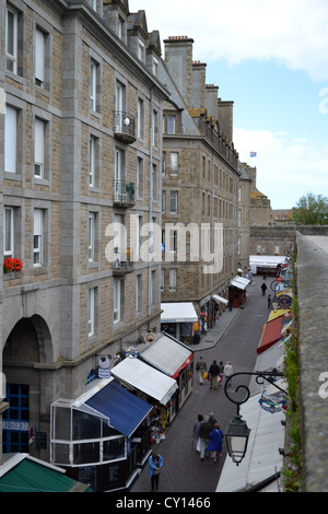 Saint-Malo, Bretagne, Frankreich. Eine befestigte Hafenstadt im Nordwesten Frankreichs am Ärmelkanal. Stadtmauer auf der rechten Seite. Stockfoto