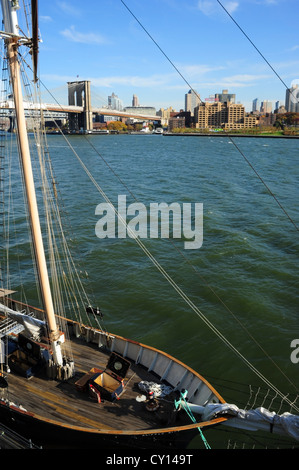 Blauer Himmel Porträt, Richtung Brooklyn von Pier 17 vertäut Segelschiff "Clipper City" East River, South Street Seaport, NewYork Stockfoto