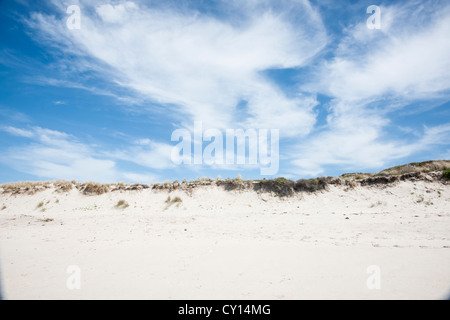 Cirrus Wolkenbildung über Sanddüne. Stockfoto