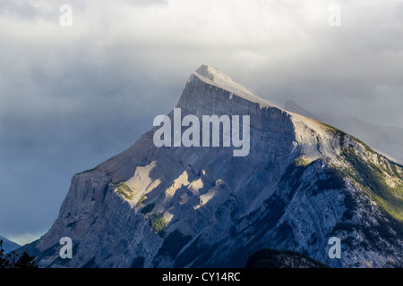 Mount Rundle bilden Aufschlüssen von massiven Kalksteine im Banff National Park in Alberta, Kanada Stockfoto