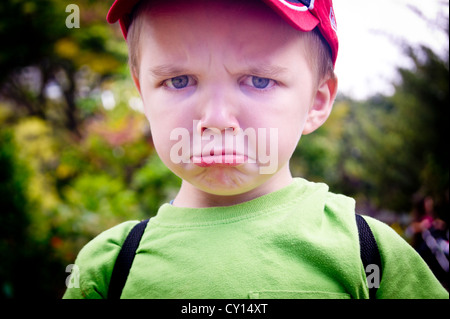 Ein fünf-Jahr-alten autistischer jungen runzelt die Stirn in die Kamera. Stockfoto