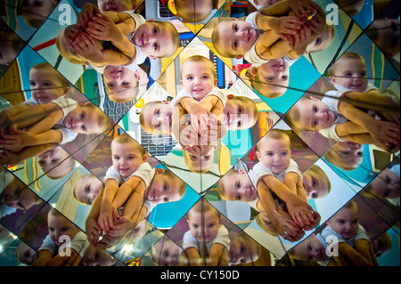 Kaleidoskopischen Bilder von sich selbst ist ein fünf-Jahr-alten autistischer Jungen fasziniert. Stockfoto