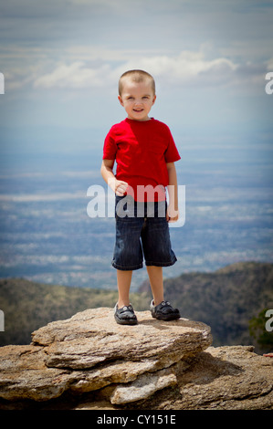 Ein fünf-Jahr-alten autistischer jungen sieht aus als ob er am Anfang der Welt während einer Wanderung steht. Stockfoto