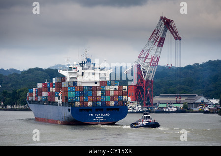 Schwergut-Kran Titan bei der Arbeit in den Panama-Kanal.  Der Titan wurde 1941 in Deutschland erbaut, nach Kalifornien transportiert und verkauft nach Panama im Jahr 1996. Stockfoto