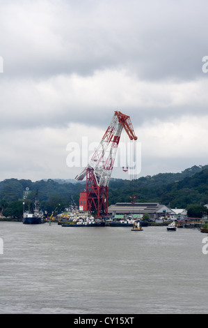 Schwergut-Kran Titan bei der Arbeit in den Panama-Kanal.  Der Titan wurde 1941 in Deutschland erbaut, nach Kalifornien transportiert und verkauft nach Panama im Jahr 1996. Stockfoto