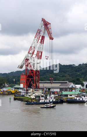 Schwergut-Kran Titan bei der Arbeit in den Panama-Kanal.  Der Titan wurde 1941 in Deutschland erbaut, nach Kalifornien transportiert und verkauft nach Panama im Jahr 1996. Stockfoto