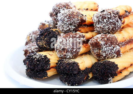 Cookies in Platte isoliert auf weißem Hintergrund. Stockfoto