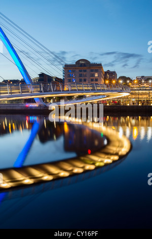 Blick über den Fluss Tyne und Millennium Bridge mit dem Malmaison Hotel in Newcastle Quayside in Ferne. Newcastle, England. Stockfoto