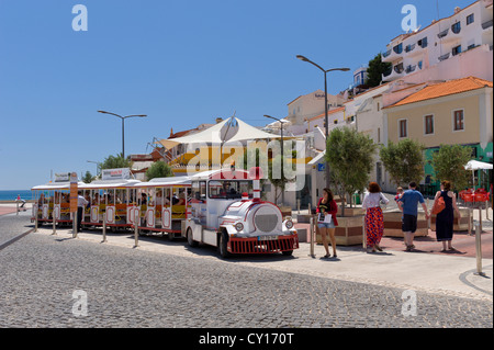 Portugal, Algarve, Praia do Carvoeiro, Hauptplatz und Restaurants mit dem Touristenzug Stockfoto