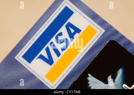 Visa-Logo Zeichen in Nahaufnahme von Hologramm auf einfarbigen Hintergrund Stockfoto