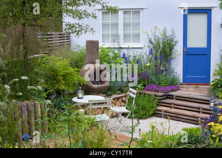Relax-Bereich in zeitgenössischen gestalteten Garten. Stockfoto