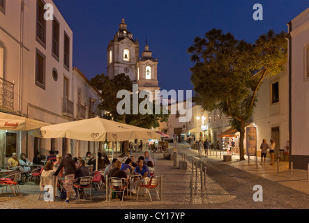 Portugal, Algarve, Lagos, eine Straßenszene in der Dämmerung mit der Kirche von Santo Antonio Stockfoto