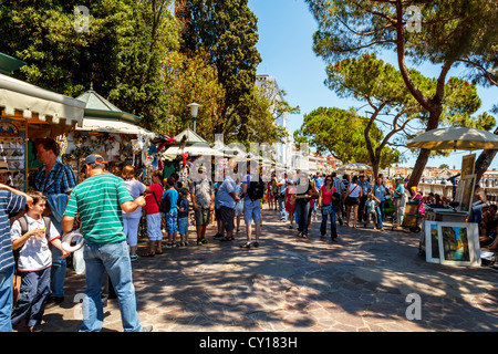 16. Juli 2012 - Straße Verkäufer mit touristischen Souvenirs. Die meisten Anbieter in Venedig nicht italienischer Herkunft. Stockfoto