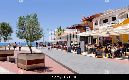 Portugal, Algarve, Praia do Carvoeiro, Hauptplatz und restaurants Stockfoto