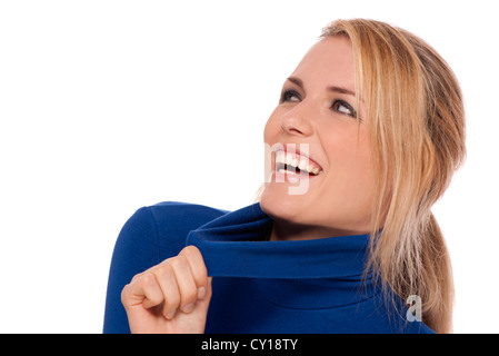Frau, Lächeln auf den Lippen tragen blaue Rollkragen Pullover Stockfoto