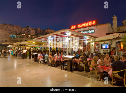 Portugal, Algarve, Albufeira, Meer Restaurants in der Abenddämmerung Stockfoto