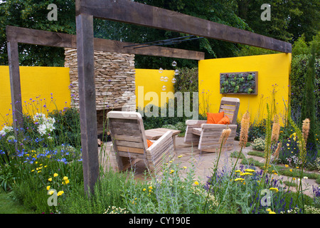 Wohnzimmer im Freien in zeitgenössischen gestalteten Garten. Stockfoto